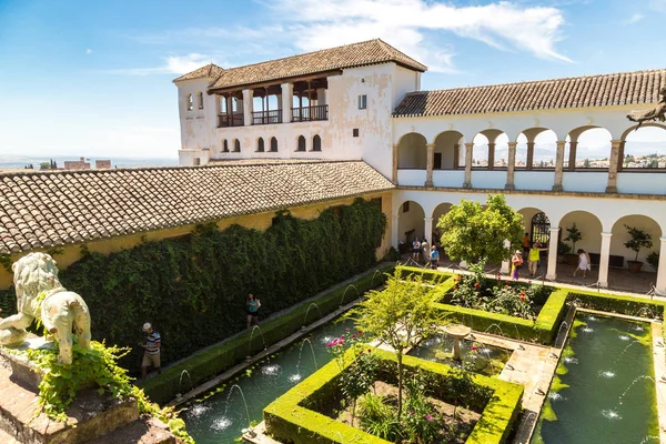 Giardini e fontane nel palazzo dell'Alhambra — Foto Stock