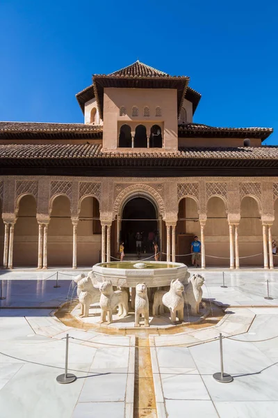 Corte dei Leoni nel palazzo dell'Alhambra — Foto Stock