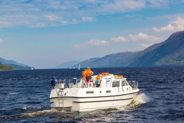 Boat on the Loch Ness lake — Stock Photo, Image
