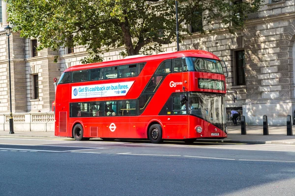 Moderno ônibus de dois andares vermelho — Fotografia de Stock