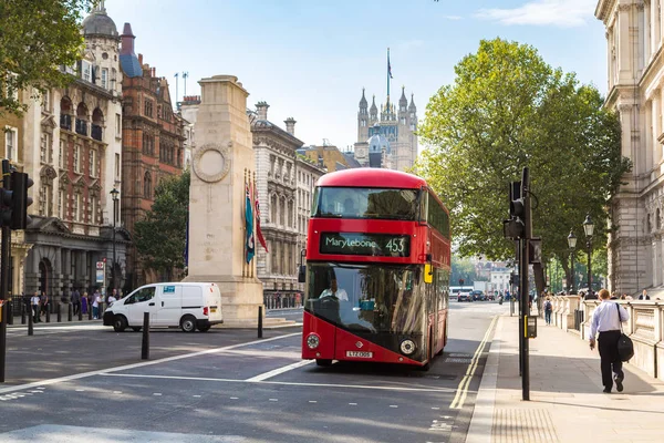 Modern kırmızı Çift katlı otobüs — Stok fotoğraf