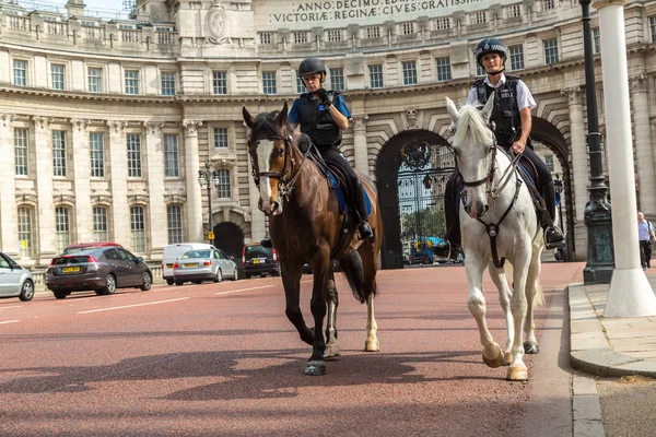 Конные полицейские в Лондоне — стоковое фото