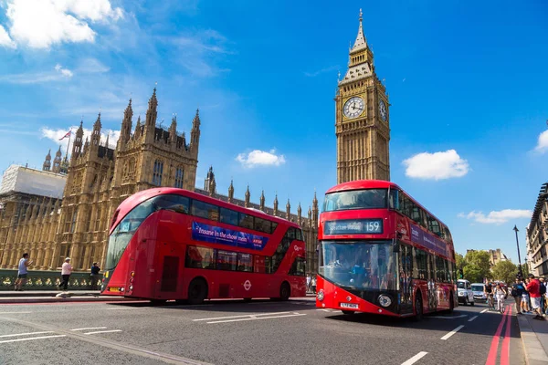 Westminster Bridge i czerwonego double decker autobusów — Zdjęcie stockowe