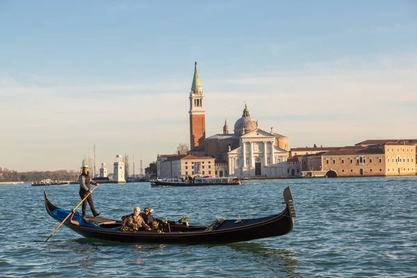 Góndola en Canal Grande en Venecia —  Fotos de Stock