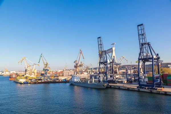 Terminal de contenedores de aguas profundas en Gdansk — Foto de Stock