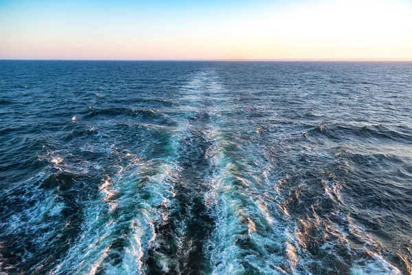 Ocean wake a partir de navio de cruzeiro — Fotografia de Stock