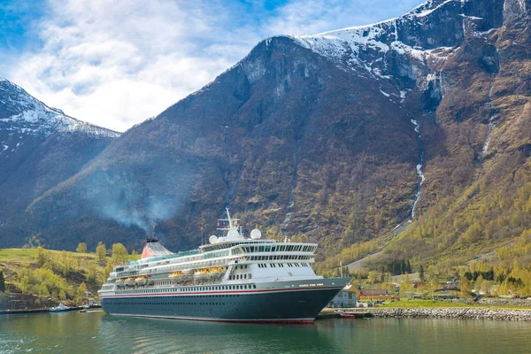 Круизное судно в Норвегии — стоковое фото