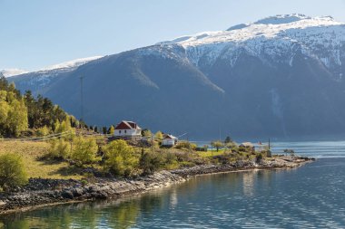 Sognefjord içinde küçük bir köy 
