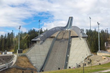 Holmenkollbakken Oslo 'da kayakla atlıyor