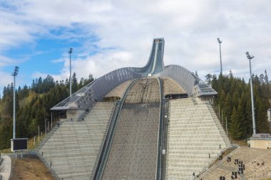 Holmenkollbakken Oslo 'da kayakla atlıyor