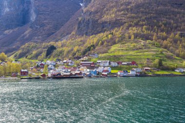 Sognefjord içinde küçük bir köy 
