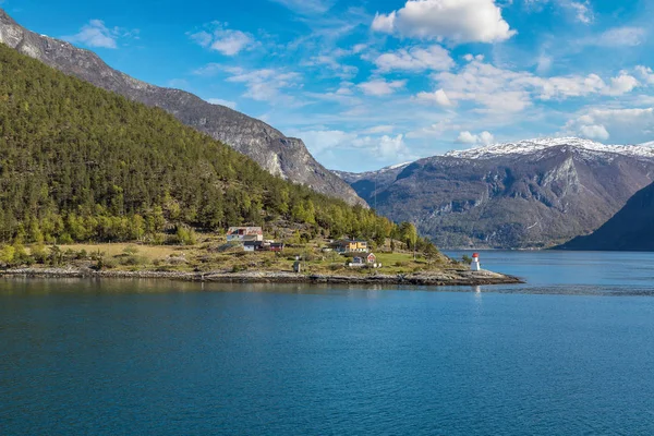 Pequena aldeia em Sognefjord — Fotografia de Stock