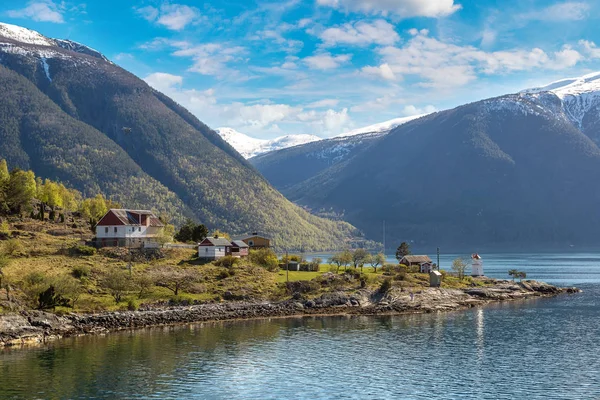 Klein dorp in Sognefjord — Stockfoto