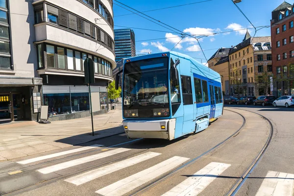 Moderní Modrá tramvaj v Oslu — Stock fotografie