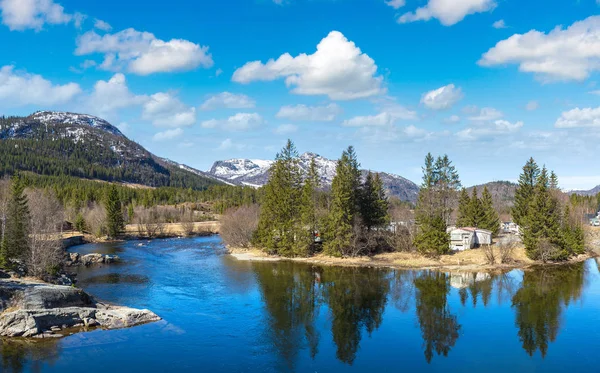 Panoráma-folyó partján, Norvégia — Stock Fotó