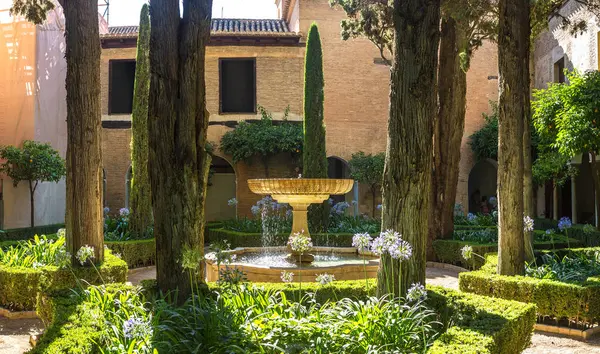 Alhambra Mağribi sarayda çeşme