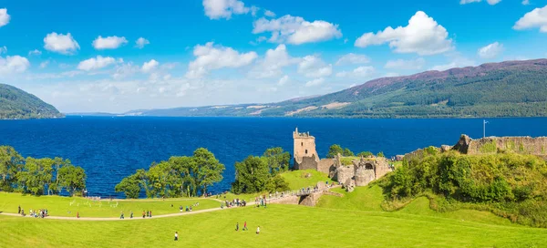 Urquhart Castle wzdłuż jeziora Loch Ness — Zdjęcie stockowe