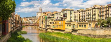Renkli evleri ve Eiffel Köprüsü Girona