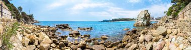 Kayaların üzerinde sahil Lloret de Mar 