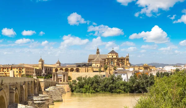 Grande Mesquita e Ponte Romana — Fotografia de Stock