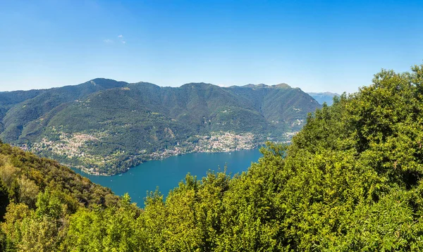 Panoramisch uitzicht op het Comomeer in Italië — Stockfoto