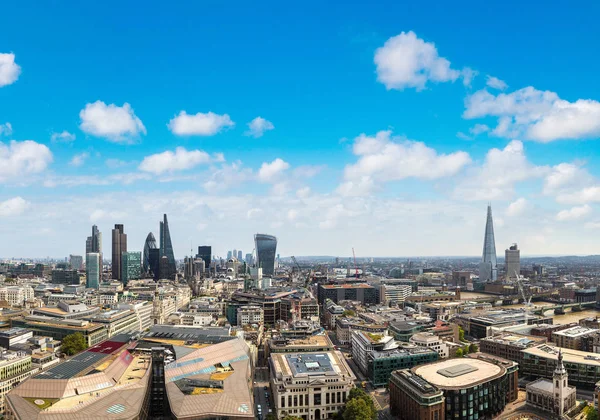 Лондон и осколки небоскребов — стоковое фото
