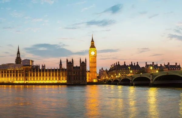 Big Ben vicino a Houses of Parliament — Foto Stock