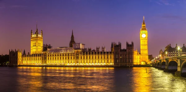 Big Ben vicino a Houses of Parliament — Foto Stock