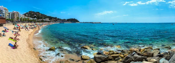 Les touristes apprécient à la plage à Blanes — Photo