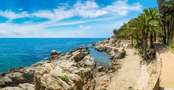 Felsen an der Küste von Lloret de mar — Stockfoto