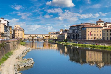 Floransa 'daki Ponte Vecchio köprüsü