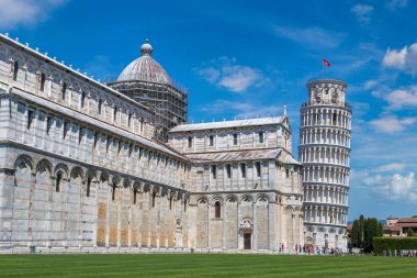 Pisa Kulesi yaslanmış
