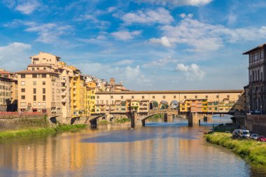 Floransa 'daki Ponte Vecchio köprüsü