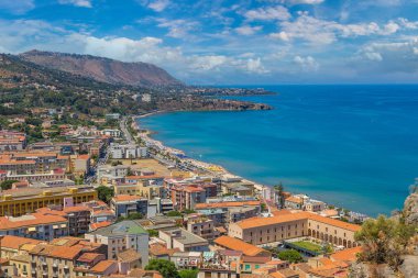 Sicilya Cefalu şehrin havadan görünümü