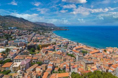 Sicilya Cefalu şehrin havadan görünümü