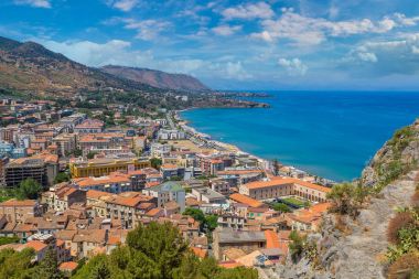 Sicilya Cefalu şehrin havadan görünümü