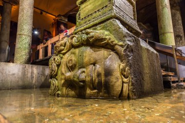 Yerebatan Sarnıcı, Medusa başı