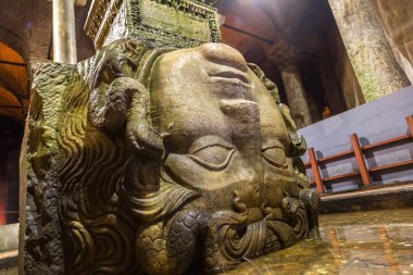 Yerebatan Sarnıcı, Medusa başı