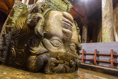 Yerebatan Sarnıcı, Medusa başı