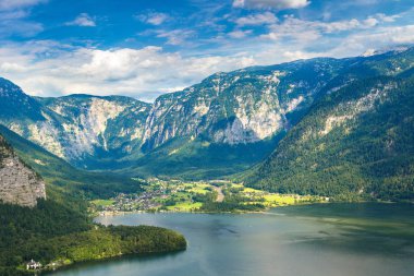Alpler ve göl Avusturya Hallstatt