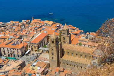 Sicilya Cefalu şehrin havadan görünümü
