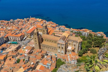 Sicilya Cefalu şehrin havadan görünümü