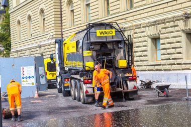 Bern içinde asfaltlama sırasında işçilerin
