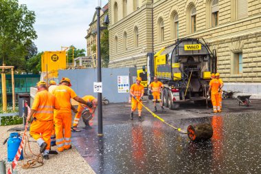 Bern içinde asfaltlama sırasında işçilerin