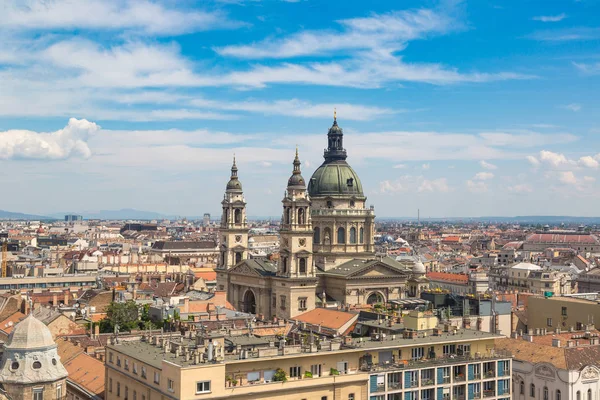 Boedapest en St. Stephen basiliek — Stockfoto