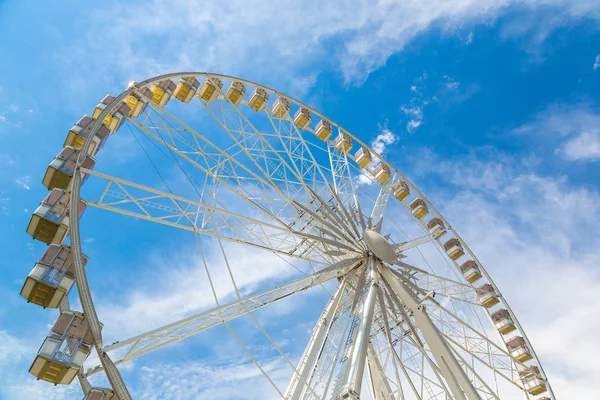 Ferris wiel op blauwe lucht achtergrond — Stockfoto