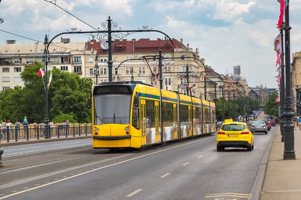Современный трамвай Будапешта — стоковое фото