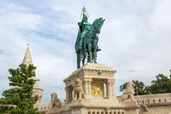Statue von stephen i in budapest — Stockfoto
