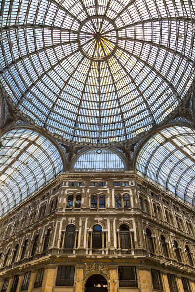 Галерея Витторио Эммануэле в Неаполе
