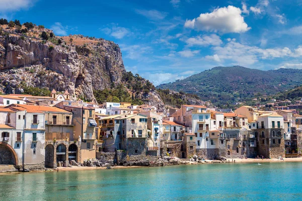 Playa de arena en Cefalu en Sicilia —  Fotos de Stock